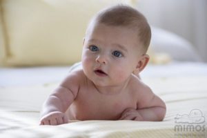 kudikis guli ant pilvuko; kudikis verkia ant pilvuko